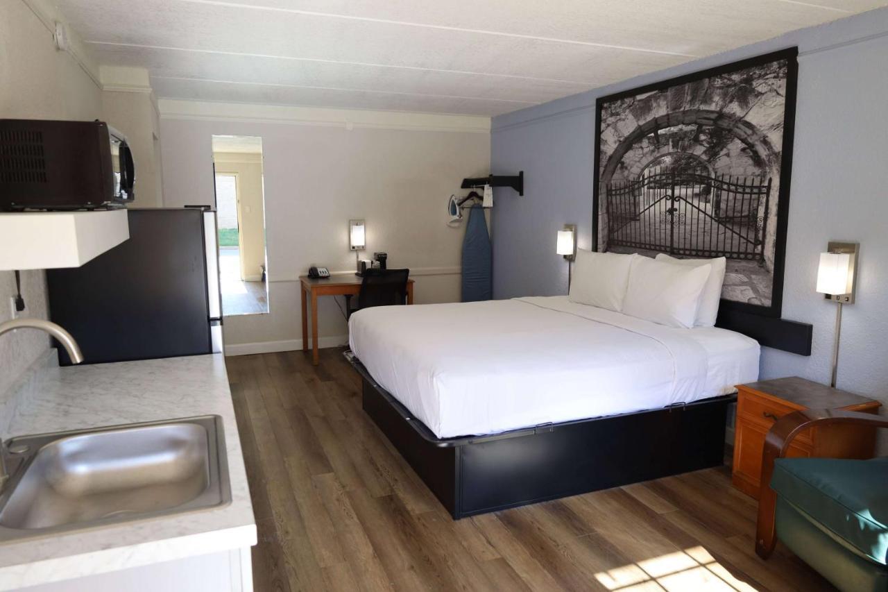 Super 8 By Wyndham Austin South I-35 Hotell Eksteriør bilde