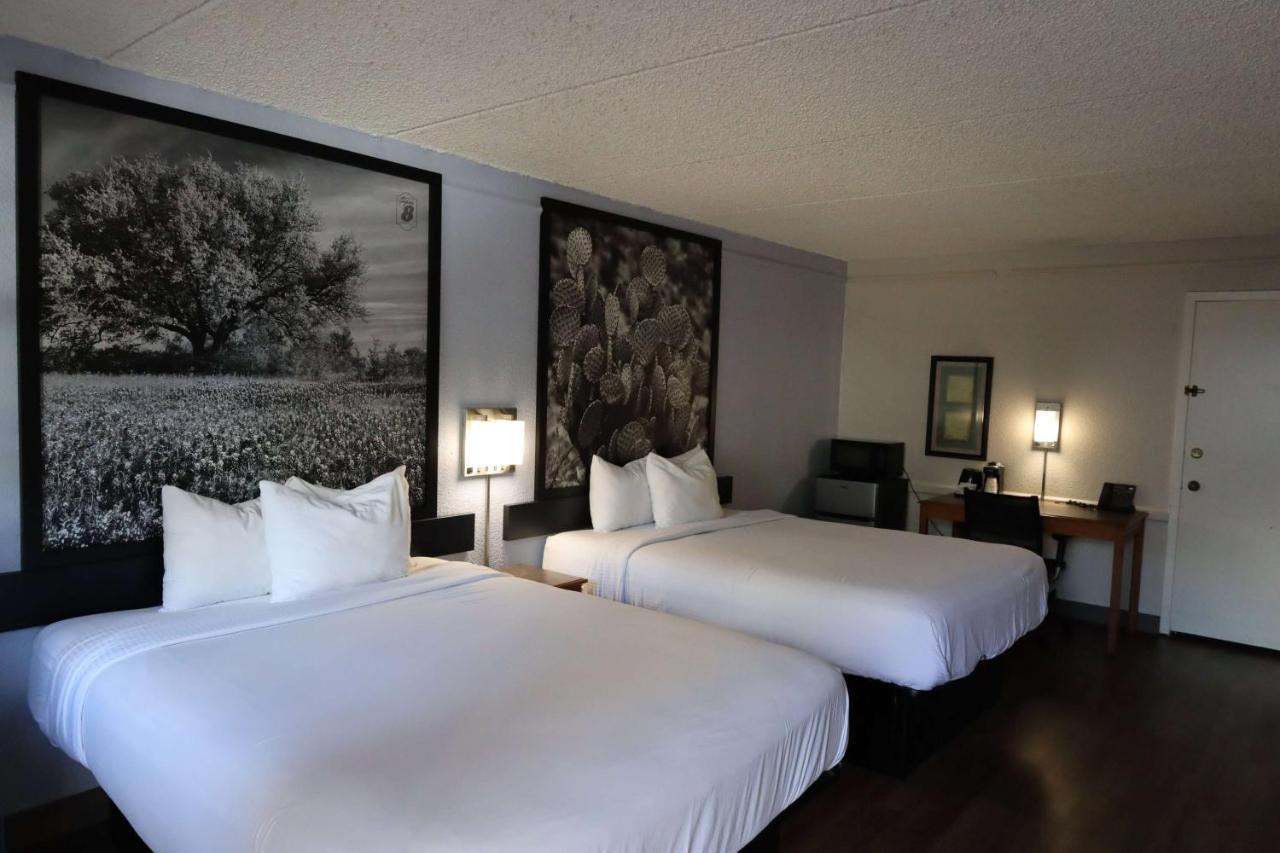 Super 8 By Wyndham Austin South I-35 Hotell Eksteriør bilde