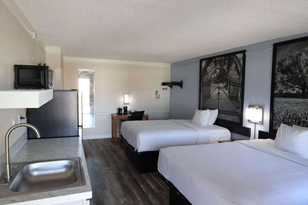 Super 8 By Wyndham Austin South I-35 Hotell Eksteriør bilde