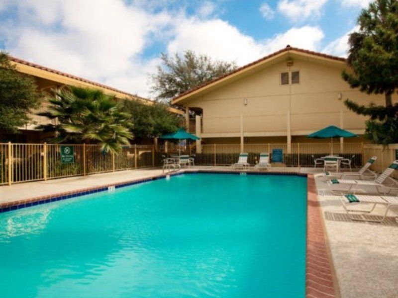 Super 8 By Wyndham Austin South I-35 Hotell Eksteriør bilde